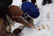 カナダの冬の遊び　メープルタフィー作り